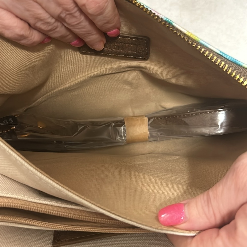 Anngoti turtle wristlet with detachable strap - Picture 3 of 7